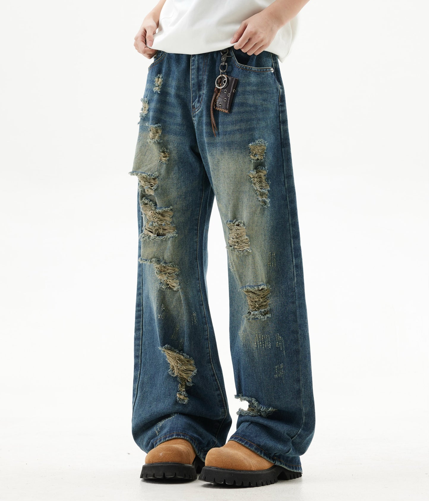 CLASSIC DISTRESSED DENIM